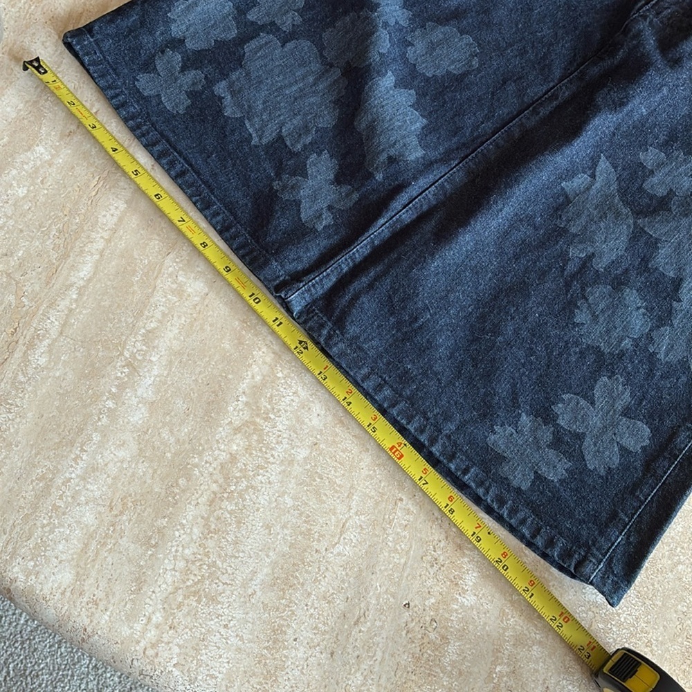 Liz Claoborne denim skirt Woman's, 8, Dark grey, light grey stencil flowers. EUC - Picture 15 of 17